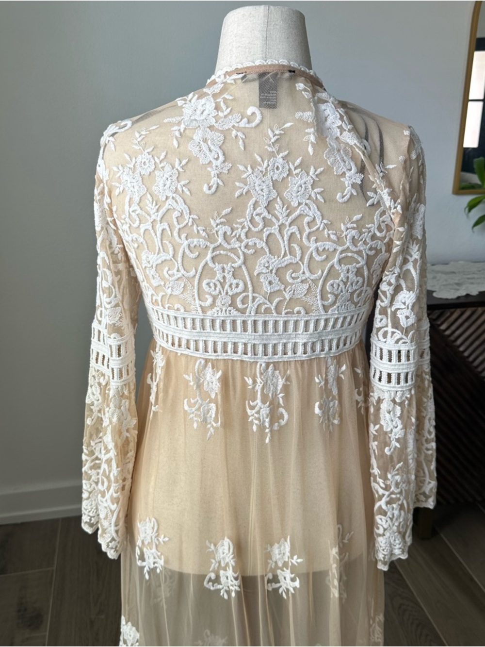 Forever 21 Beige and White Mesh Kimono Duster with Floral Embroidered - Picture 7 of 9